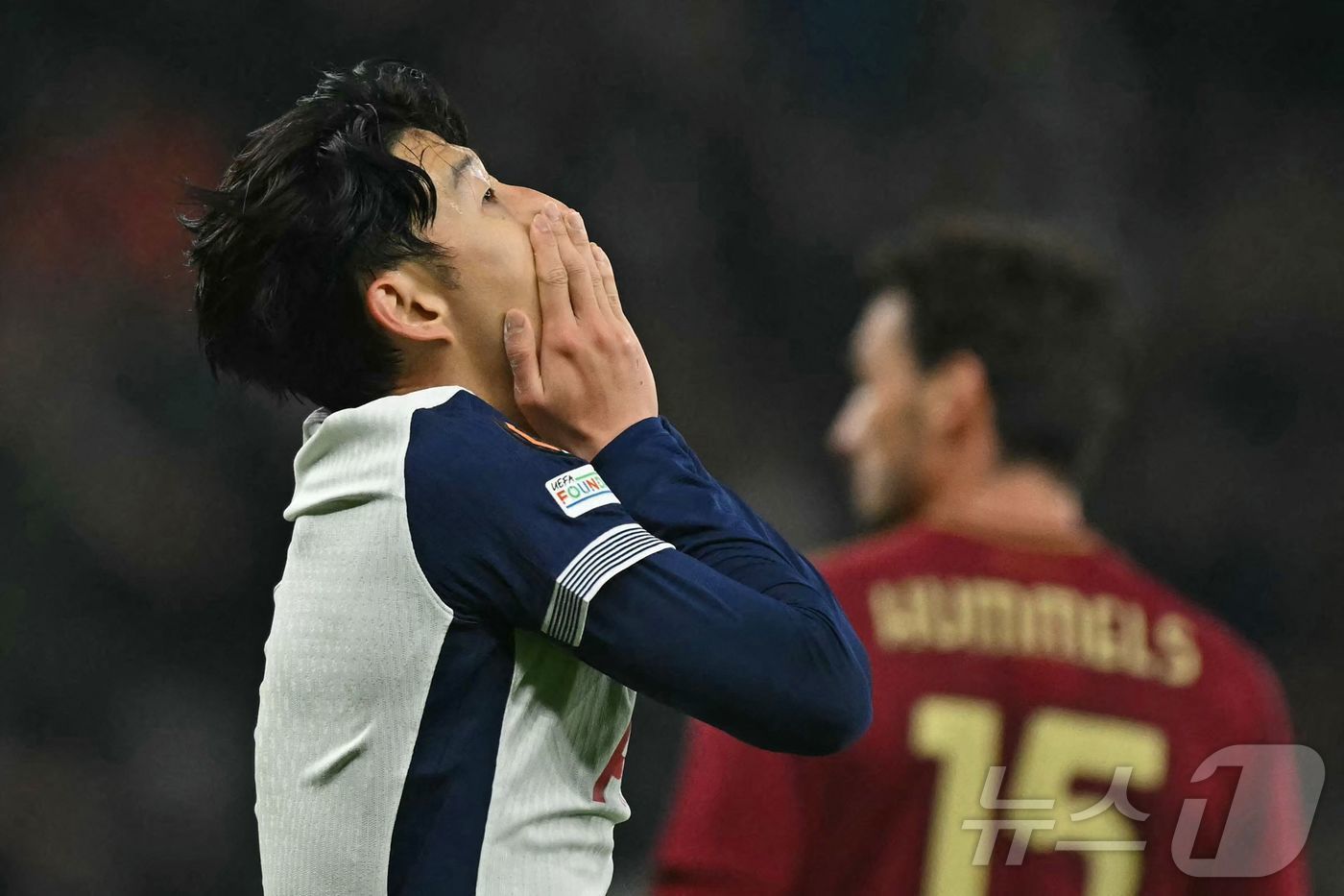 본문 이미지 - 토트넘 홋스퍼 손흥민이 29일(한국시간) 열린 2024-25 UEFA 유로파리그 AS로마전에서 추가골을 놓친 뒤 아쉬워하고 있다. ⓒ AFP=뉴스1