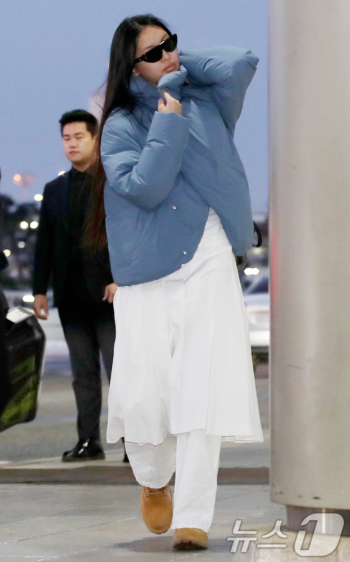 본문 이미지 - 걸그룹 뉴진스 혜인이 일본 도쿄 마쿠하리 멧세에서 열리는 '카운트다운 재팬 24/25(COUNTDOWN JAPAN 24/25)’ 일정을 위해 29일 오전 김포국제공항을 통해 일본 도쿄로 출국하고 있다. 2024.11.29/뉴스1 ⓒ News1 권현진 기자