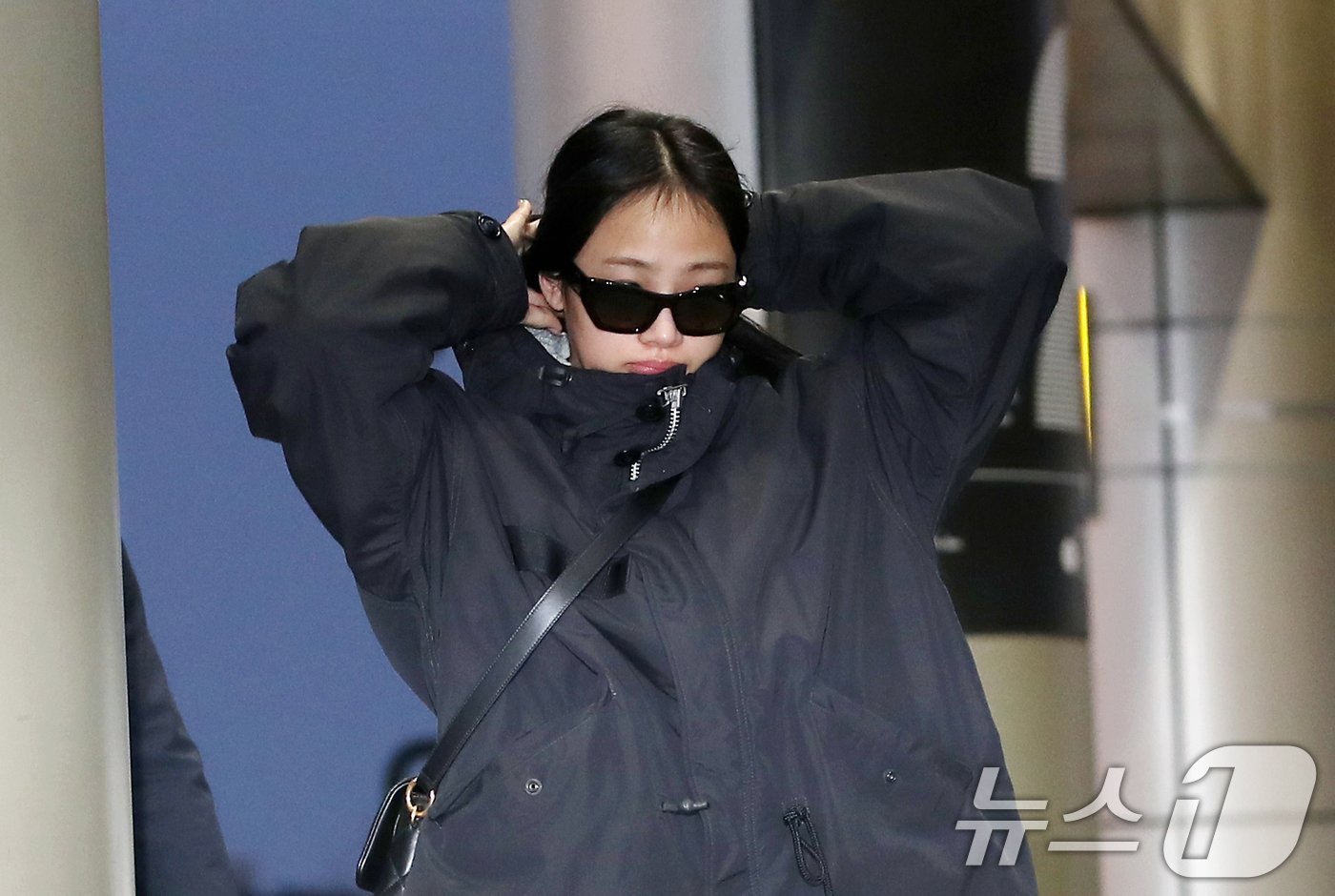 본문 이미지 - 걸그룹 뉴진스 민지가 일본 도쿄 마쿠하리 멧세에서 열리는 '카운트다운 재팬 24/25(COUNTDOWN JAPAN 24/25)’ 일정을 위해 29일 오전 김포국제공항을 통해 일본 도쿄로 출국하고 있다. 2024.11.29/뉴스1 ⓒ News1 권현진 기자