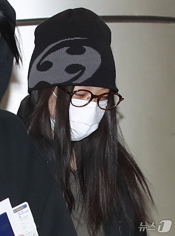 본문 이미지 - 걸그룹 뉴진스 해린이 일본 도쿄 마쿠하리 멧세에서 열리는 '카운트다운 재팬 24/25(COUNTDOWN JAPAN 24/25)’ 일정을 위해 29일 오전 김포국제공항을 통해 일본 도쿄로 출국하고 있다. 2024.11.29/뉴스1 ⓒ News1 권현진 기자