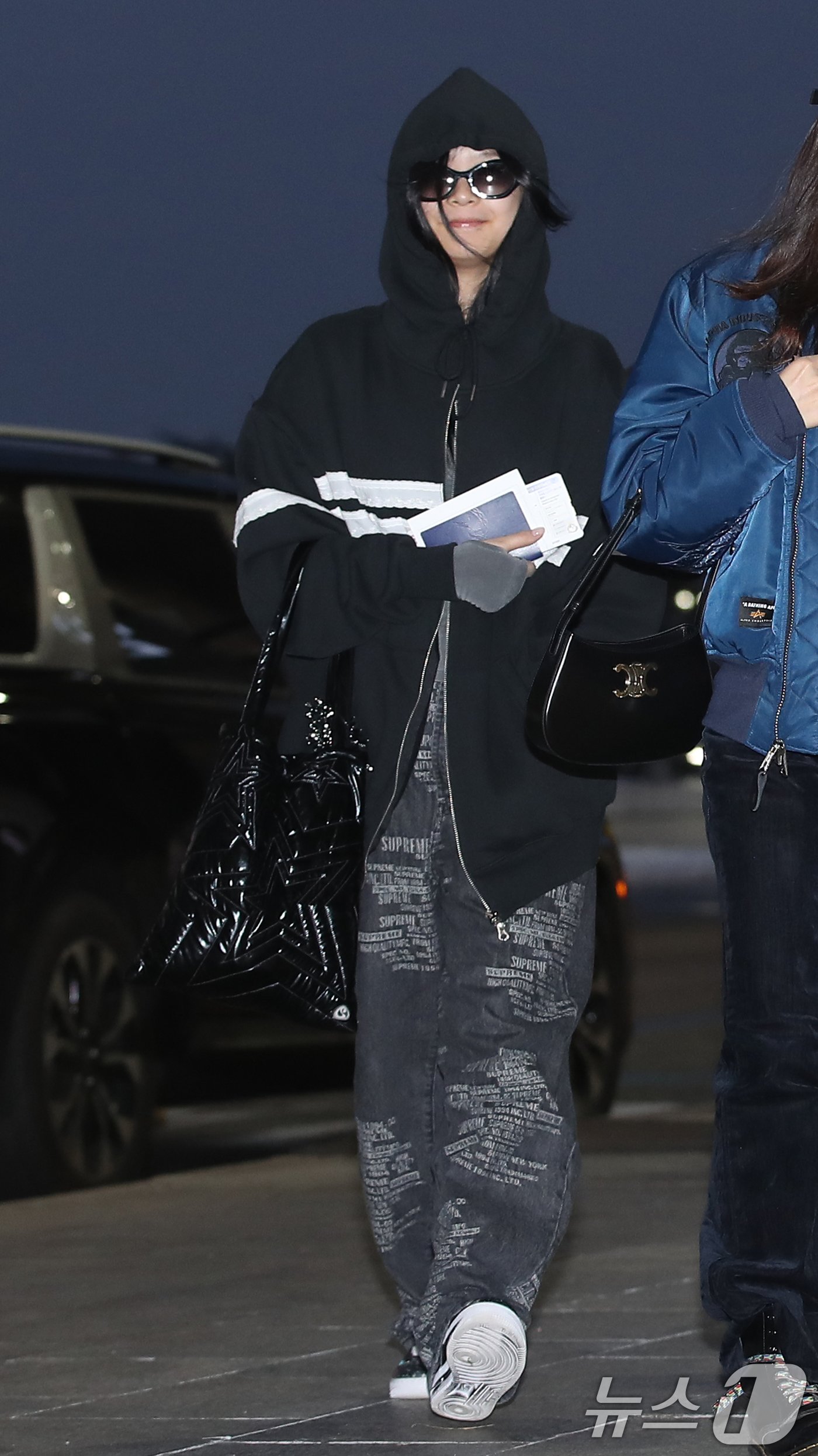 본문 이미지 - 걸그룹 뉴진스 하니가 일본 도쿄 마쿠하리 멧세에서 열리는 '카운트다운 재팬 24/25(COUNTDOWN JAPAN 24/25)’ 일정을 위해 29일 오전 김포국제공항을 통해 일본 도쿄로 출국하고 있다. 2024.11.29/뉴스1 ⓒ News1 권현진 기자