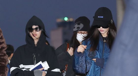 뉴진스, 긴급 기자회견 마치고 새벽 출국