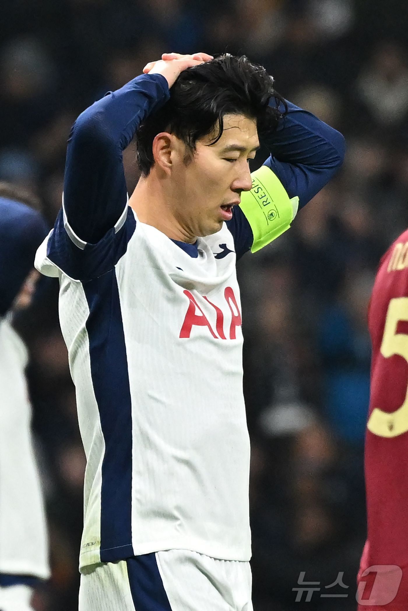본문 이미지 - 토트넘의 손흥민이 28일 &#40;현지시간&#41; 런던의 토트넘 홋스퍼 스타디움에서 열린 UEFA 유로파리그&#40;UEL&#41; 리그 페이즈 5차전 AS 로마와 경기서 득점 기회를 놓친 뒤 아쉬워 하고 있다. 2024.11.29 ⓒ AFP=뉴스1 ⓒ News1 우동명 기자