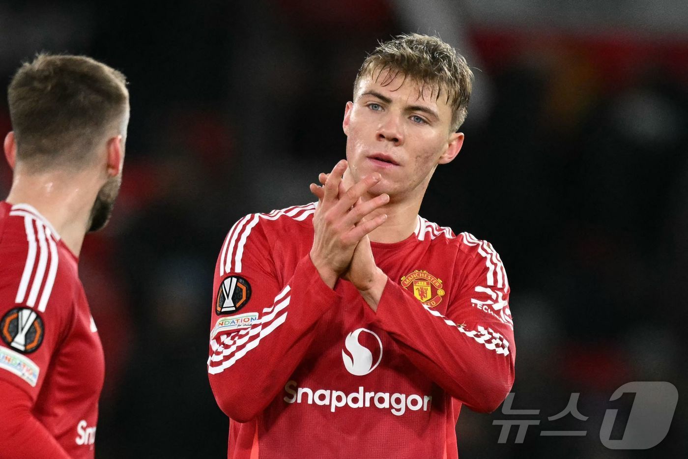 본문 이미지 - 맨유 공격 라스무스 호일룬이 29일(한국시간) 열린 2024-25 UEFA 유로파리그 보되 글림트전에서 2골 1도움을 올리며 팀의 3-2 승리를 이끌었다. ⓒ AFP=뉴스1