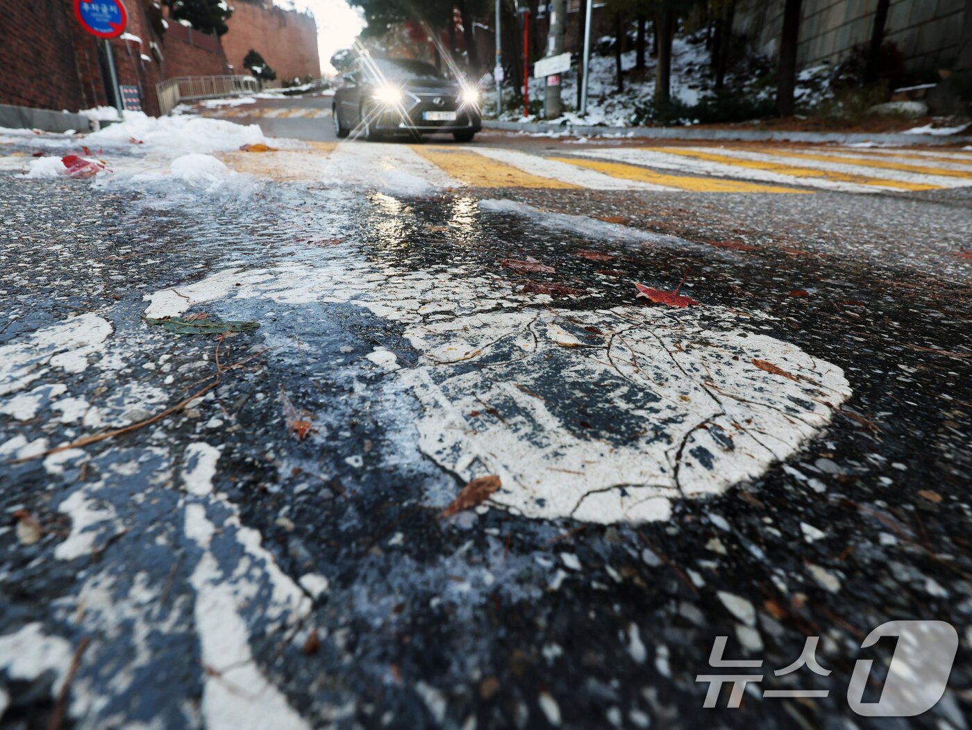 본문 이미지 - 폭설이 그친 후 한파가 찾아온 29일 오전 서울 종로구의 도로 곳곳이 얼어 있다. 기상청은 "이미 많은 눈이 내린 가운데 기온이 낮아지면서 내린 눈 또는 비가 얼어 빙판길과 도로 살얼음이 나타나는 곳이 많겠다＂며 안전에 유의를 당부했다. 2024.11.29/뉴스1 ⓒ News1 황기선 기자