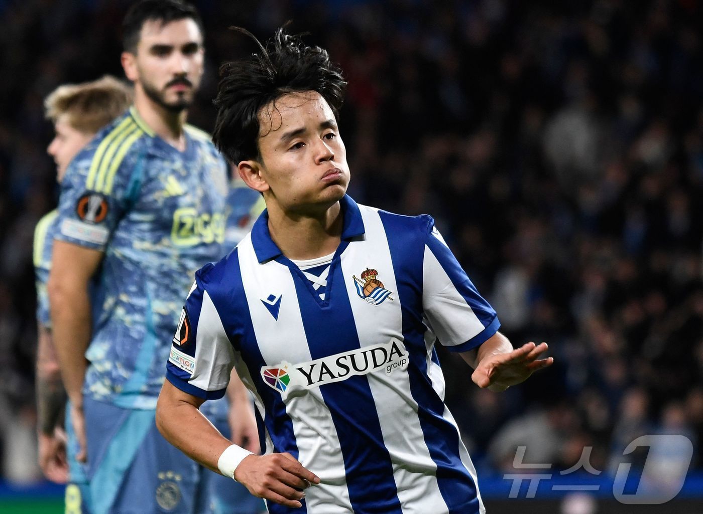 본문 이미지 - 소시에다드 미드필더 구보 다케후사가 29일(한국시간) 열린 2024-25 UEFA 유로파리그 아약스전에서 1골 1도움을 올리며 팀의 2-0 승리를 이끌었다. ⓒ AFP=뉴스1