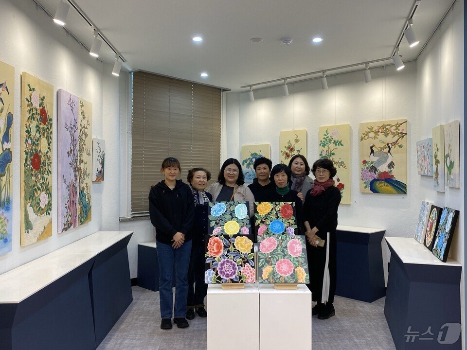 본문 이미지 - 민화 동아리 '채색 향기' 회원들이 민화전시회에서 기념사진을 찍고 있다.(전남교육청 제공)/뉴스1