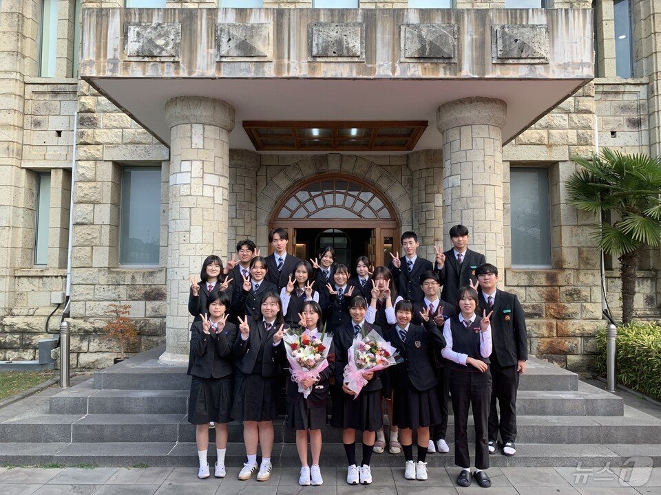 본문 이미지 - 문태고를 방문한 일본 구주학원 학생들과 문태고 학생들이 교정에서 기념사진을 찍고 있다.(전남교육청 제공)/뉴스1