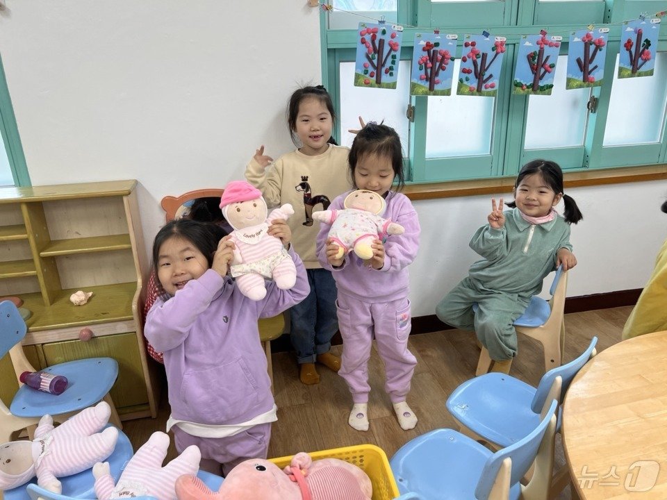 본문 이미지 - 조도초병설유치원 원생들이 돌봄교실에서 즐거운 시간을 보내고 있다.(전남교육청 제공)/뉴스1 