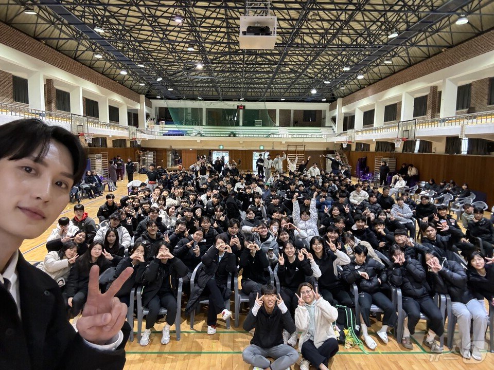 본문 이미지 - 김준호 선수가 초청강연을 마치고 학생들과 직찍을 하고 있다. (전남교육청 제공)/뉴스1