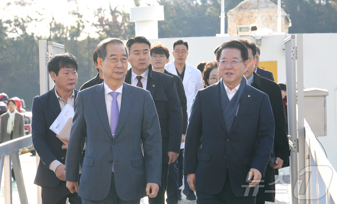 (무안=뉴스1) 전원 기자 = 한덕수 국무총리와 김영록 전라남도지사가 29일 여수 전용부두에 정박한 병원선(전남 511호)을 둘러보고 있다.(전남도 제공) 2024.11.29/뉴스 …