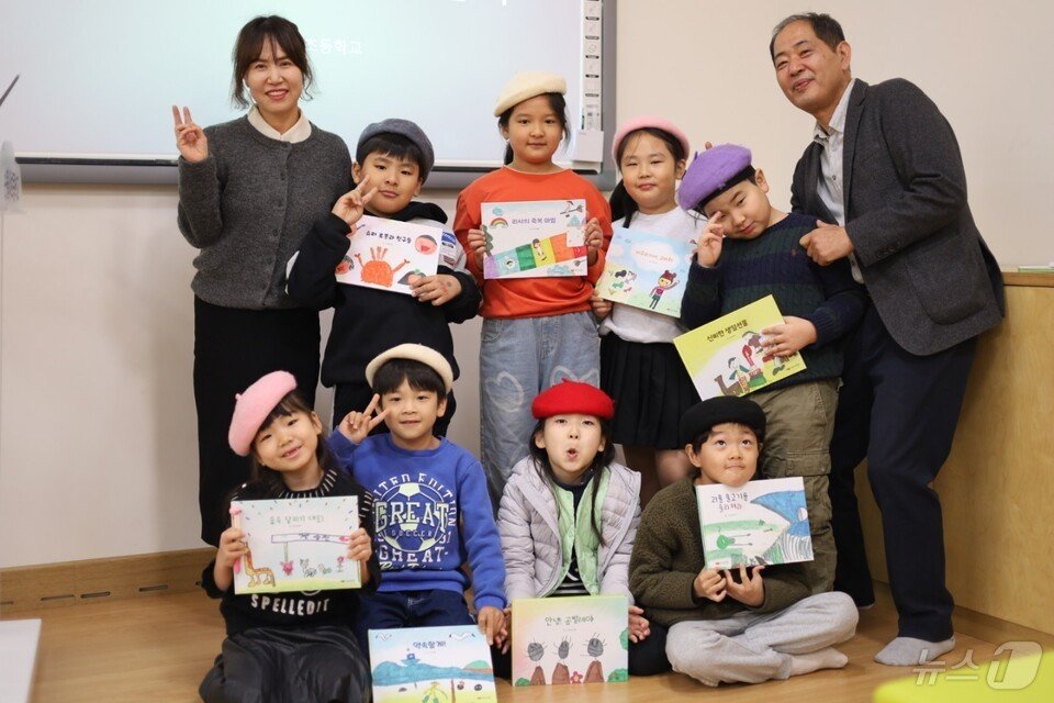 학생들이   &#39;나도 작가 출판기념회&#39;에서 포즈를 취하고 있다.&#40;전남교육청 제공&#41;/뉴스1   