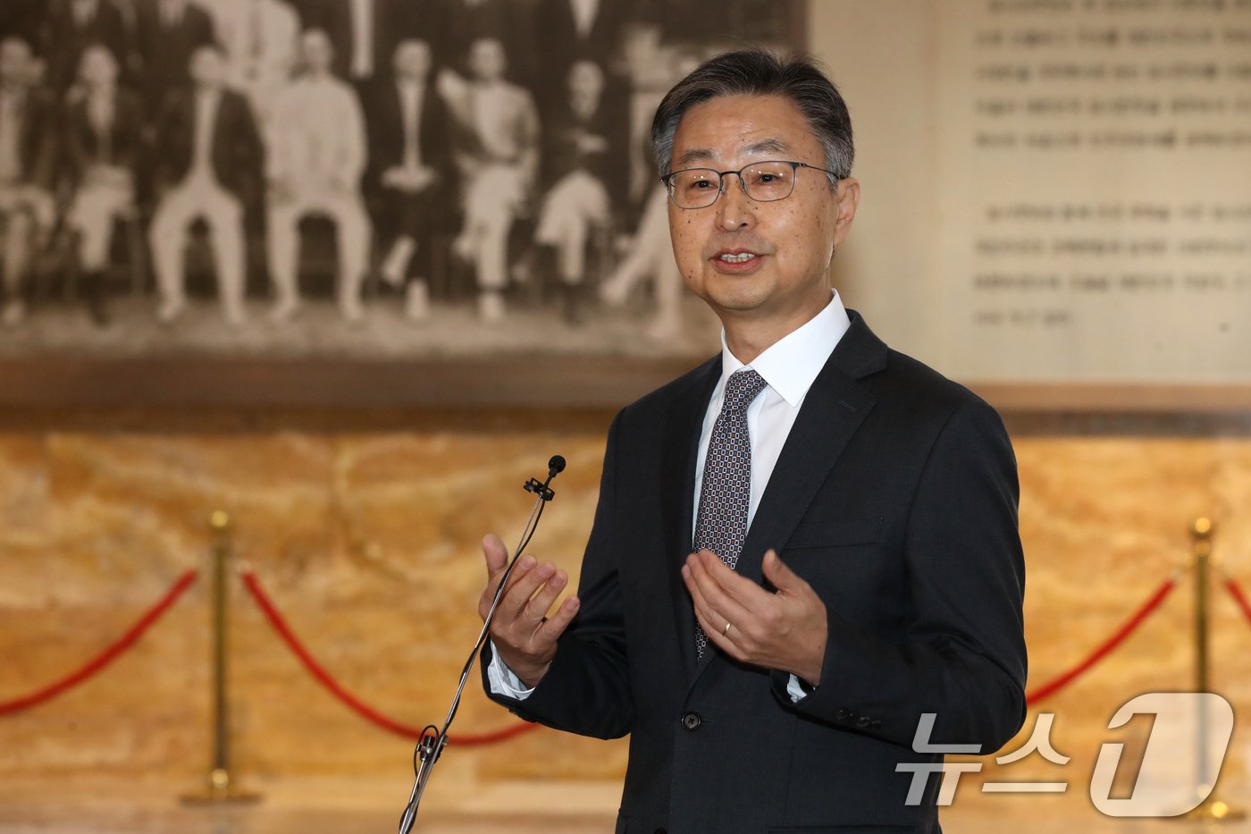 본문 이미지 - 최재해 감사원장이 29일 오전 서울 여의도 국회에서 열린 예산결산특별위원회에 출석하며 더불어민주당이 탄핵을 추진하는 것에 대해 &#34;헌법 질서의 근간을 훼손하는 정치적 탄핵에 대해 매우 유감＂이라고 입장을 밝히고 있다. 2024.11.29/뉴스1 ⓒ News1 이광호 기자