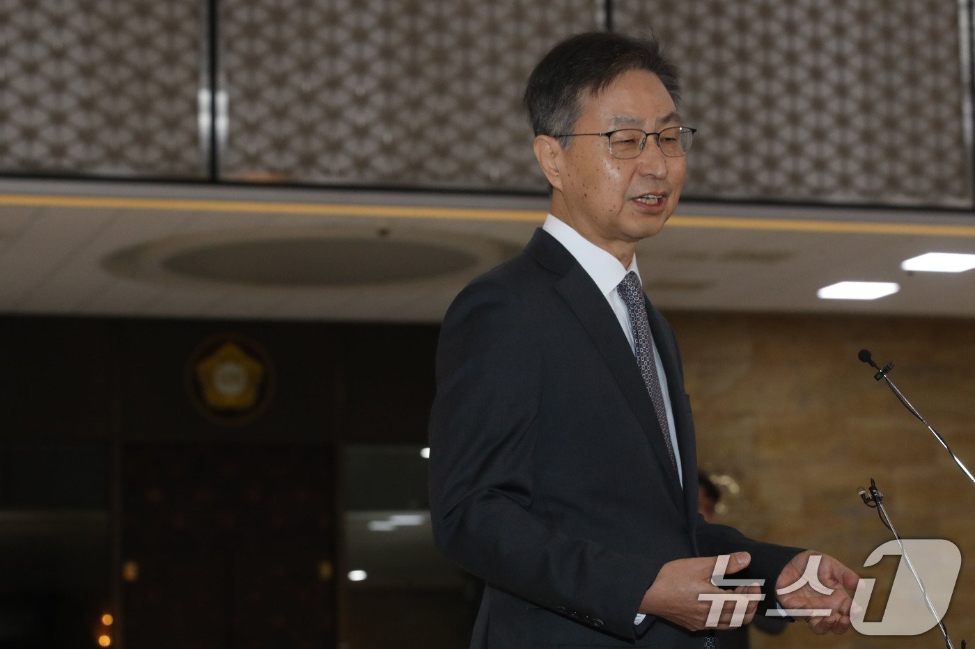 본문 이미지 - 최재해 감사원장이 29일 오전 서울 여의도 국회에서 열린 예산결산특별위원회에 출석하며 더불어민주당이 탄핵을 추진하는 것에 대해 &#34;헌법 질서의 근간을 훼손하는 정치적 탄핵에 대해 매우 유감＂이라고 입장을 밝히고 있다. 2024.11.29/뉴스1 ⓒ News1 이광호 기자