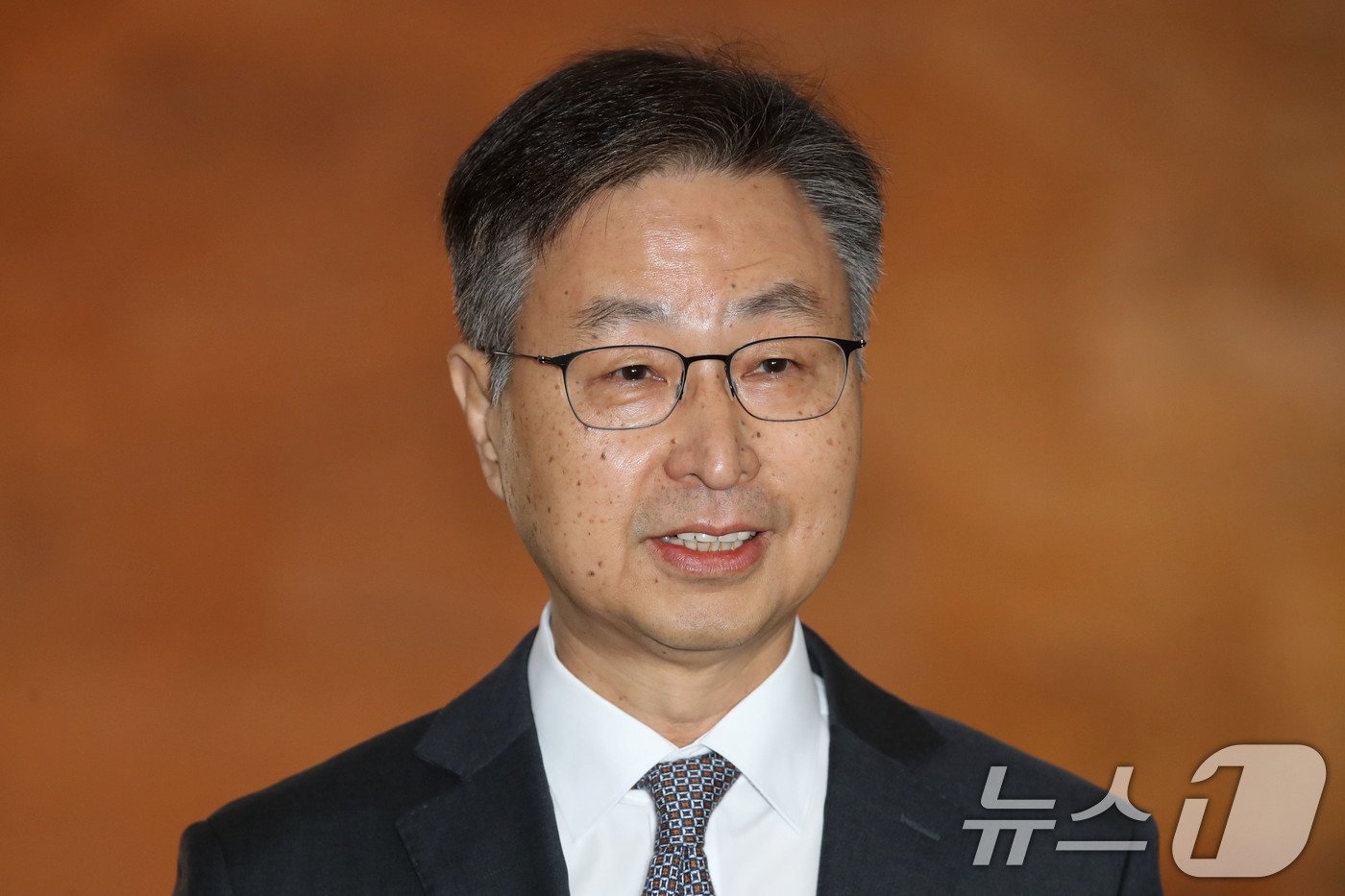 본문 이미지 - 최재해 감사원장이 29일 오전 서울 여의도 국회에서 열린 예산결산특별위원회에 출석하며 더불어민주당이 탄핵을 추진하는 것에 대해 &#34;헌법 질서의 근간을 훼손하는 정치적 탄핵에 대해 매우 유감＂이라고 입장을 밝히고 있다. 2024.11.29/뉴스1 ⓒ News1 이광호 기자