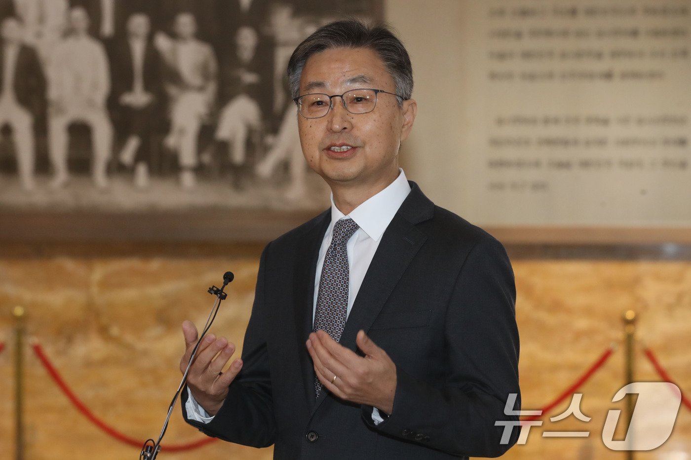 본문 이미지 - 최재해 감사원장이 29일 오전 서울 여의도 국회에서 열린 예산결산특별위원회에 출석하며 더불어민주당이 탄핵을 추진하는 것에 대해 &#34;헌법 질서의 근간을 훼손하는 정치적 탄핵에 대해 매우 유감＂이라고 입장을 밝히고 있다. 2024.11.29/뉴스1 ⓒ News1 이광호 기자