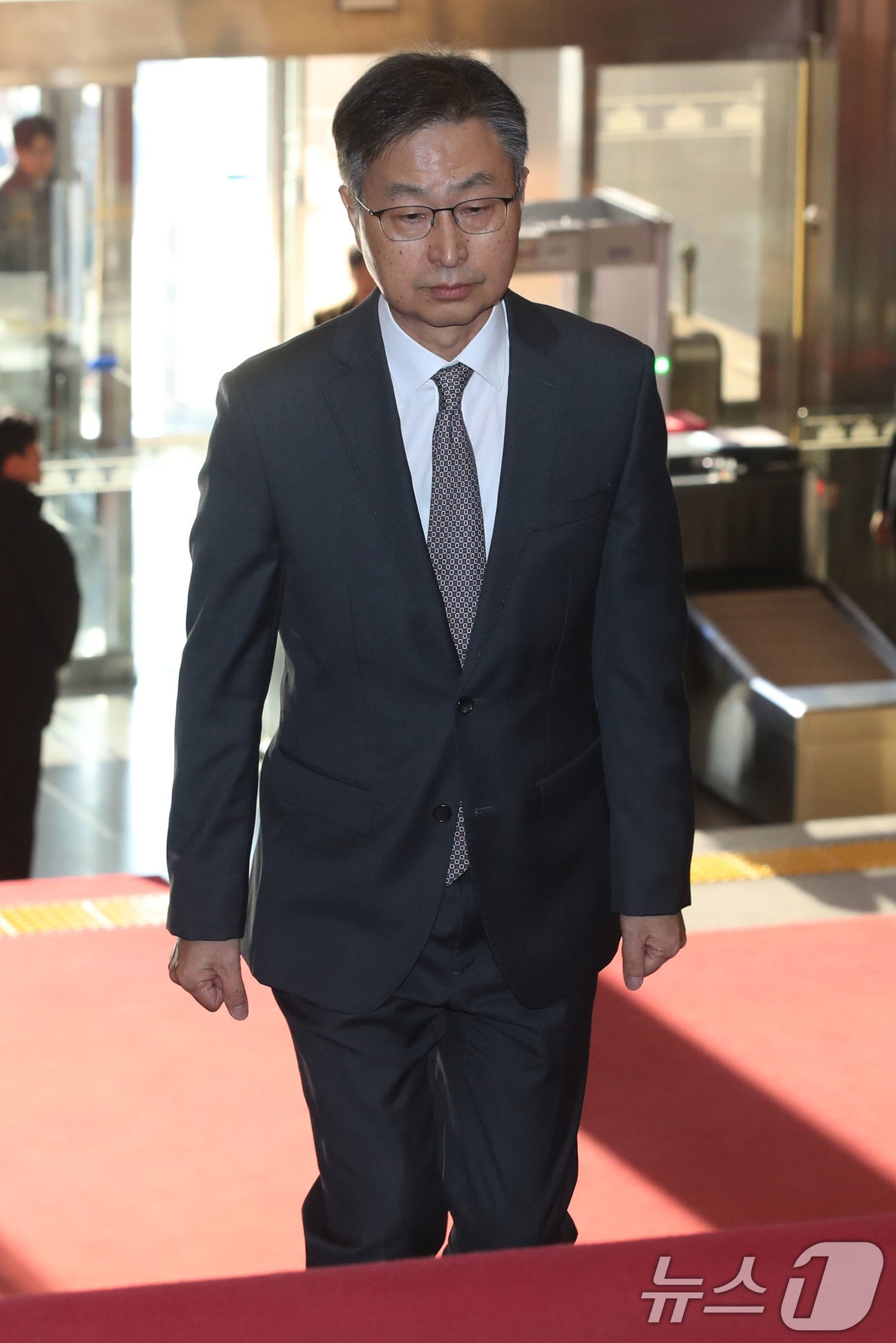 본문 이미지 - 최재해 감사원장이 29일 오전 서울 여의도 국회에서 열린 예산결산특별위원회에 출석하기 위해 본청으로 들어서고 있다. 이날 최 감사원장은 더불어민주당이 탄핵을 추진하는 것에 대해 &#34;헌법 질서의 근간을 훼손하는 정치적 탄핵에 대해 매우 유감＂이라고 입장을 밝혔다. 2024.11.29/뉴스1 ⓒ News1 이광호 기자