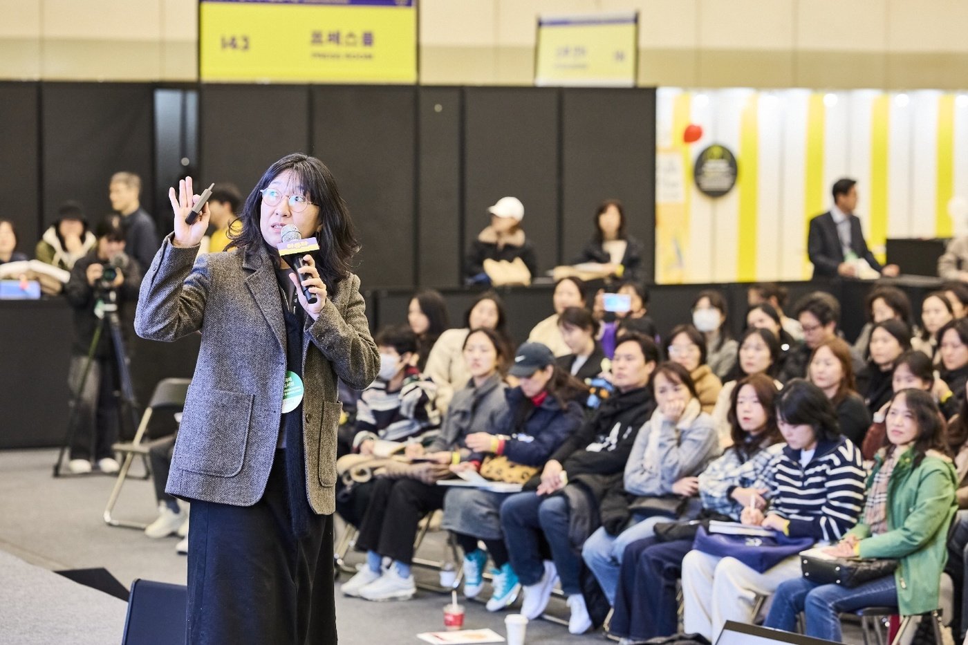 28일 부산 벡스코에서 강연 중인 이수지 작가. 80여 석 강연장이 독자들로 꽉 찼다. 자리가 부족해 강연장 밖에 서서 이 작가의 말에 귀기울이는 팬들도 수십 명이었다. &#40;대한출판문화협회장 제공&#41;