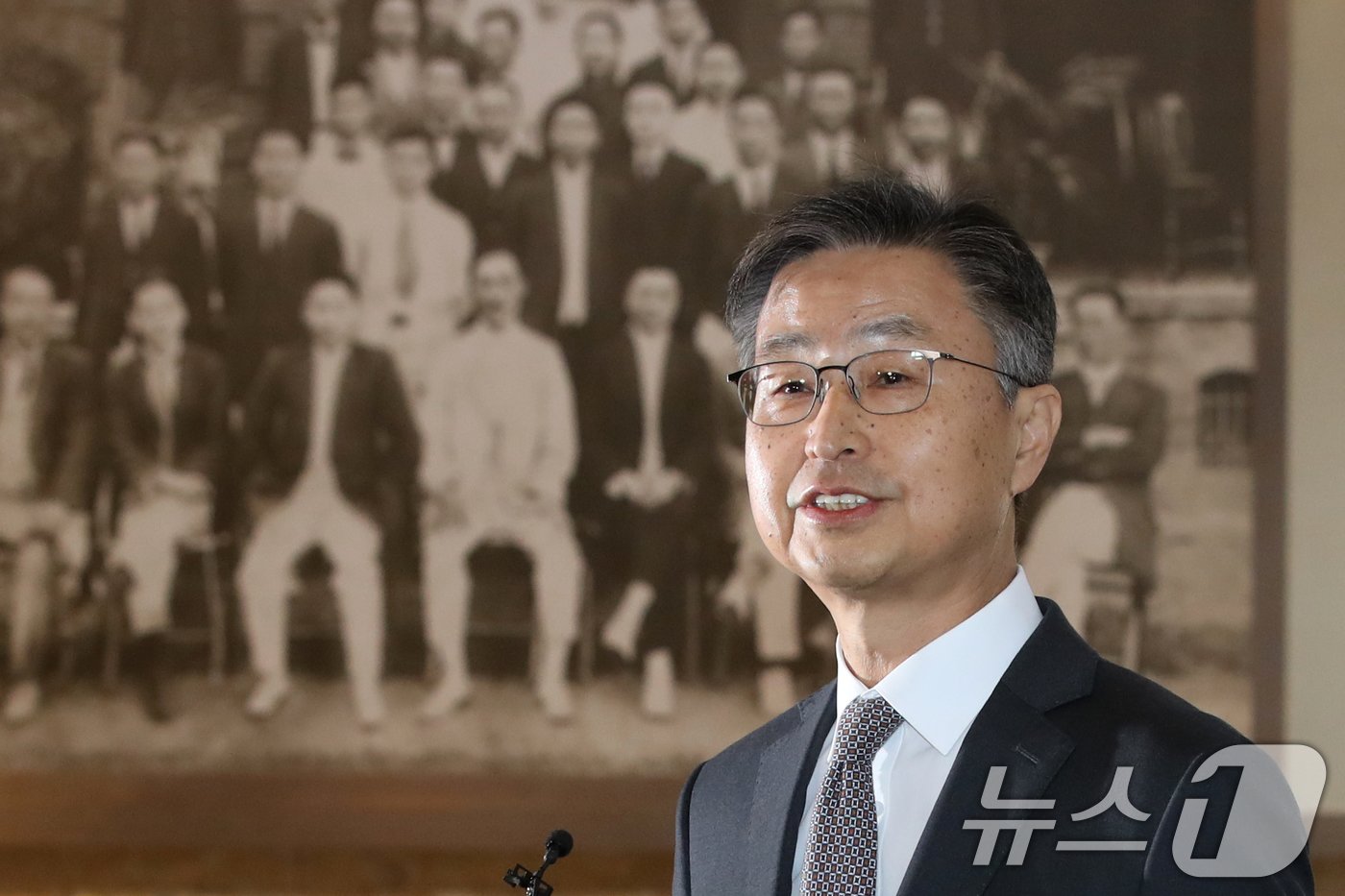 본문 이미지 - 최재해 감사원장이 29일 오전 서울 여의도 국회에서 열린 예산결산특별위원회에 출석하며 더불어민주당이 탄핵을 추진하는 것에 대해 &#34;헌법 질서의 근간을 훼손하는 정치적 탄핵에 대해 매우 유감＂이라고 입장을 밝히고 있다. 2024.11.29/뉴스1 ⓒ News1 이광호 기자