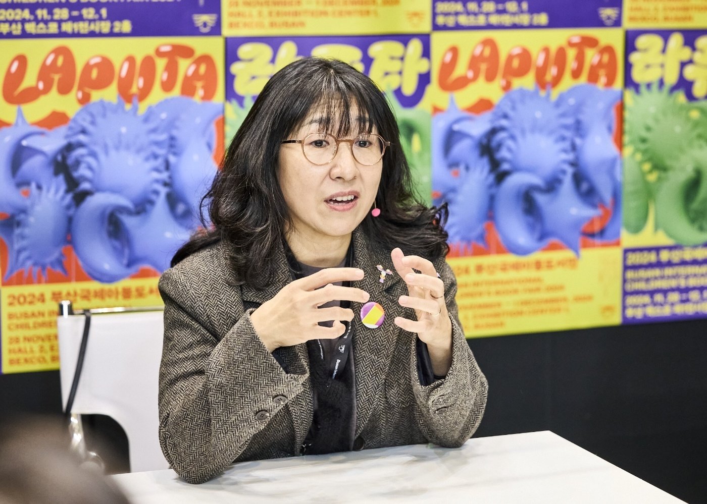 본문 이미지 - 이수지 작가는 28일 인터뷰에서 "우리나라 창작자들의 들끓는 에너지가 한국 그림책만의 독특한 모양새를 만들어 가고 있다"며 "우리 작가들이 자랑스럽다"고 했다.(대한출판문화협회장 제공)