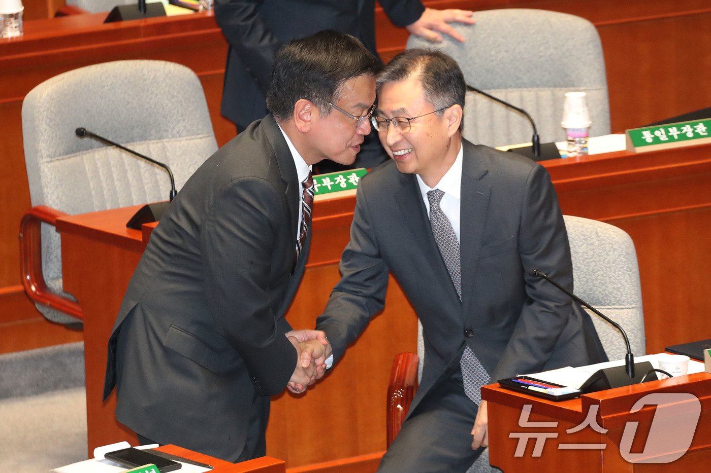 본문 이미지 - 최상목 경제부총리 겸 기획재정부장관과 최재해 감사원장이 29일 오전 서울 여의도 국회에서 열린 예산결산특별위원회 전체회의에 출석해 인사나누고 있다. 2024.11.29/뉴스1 ⓒ News1 이광호 기자