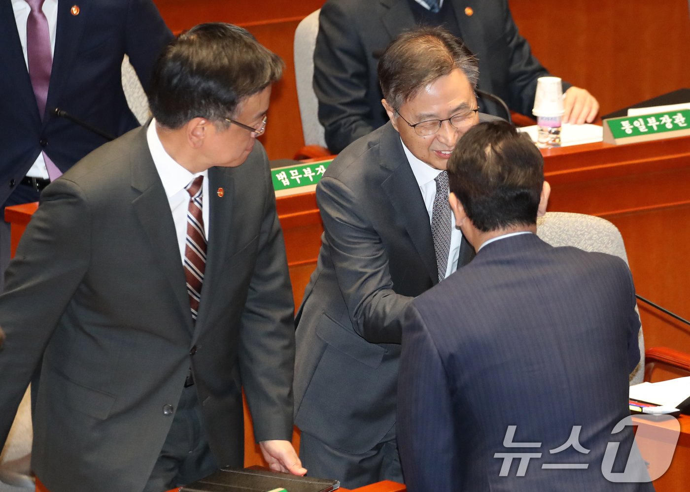 본문 이미지 - 최재해 감사원장과 박정 예결특위위원장이 29일 오전 서울 여의도 국회에서 열린 예산결산특별위원회 전체회의에서 인사나누고 있다. 2024.11.29/뉴스1 ⓒ News1 이광호 기자