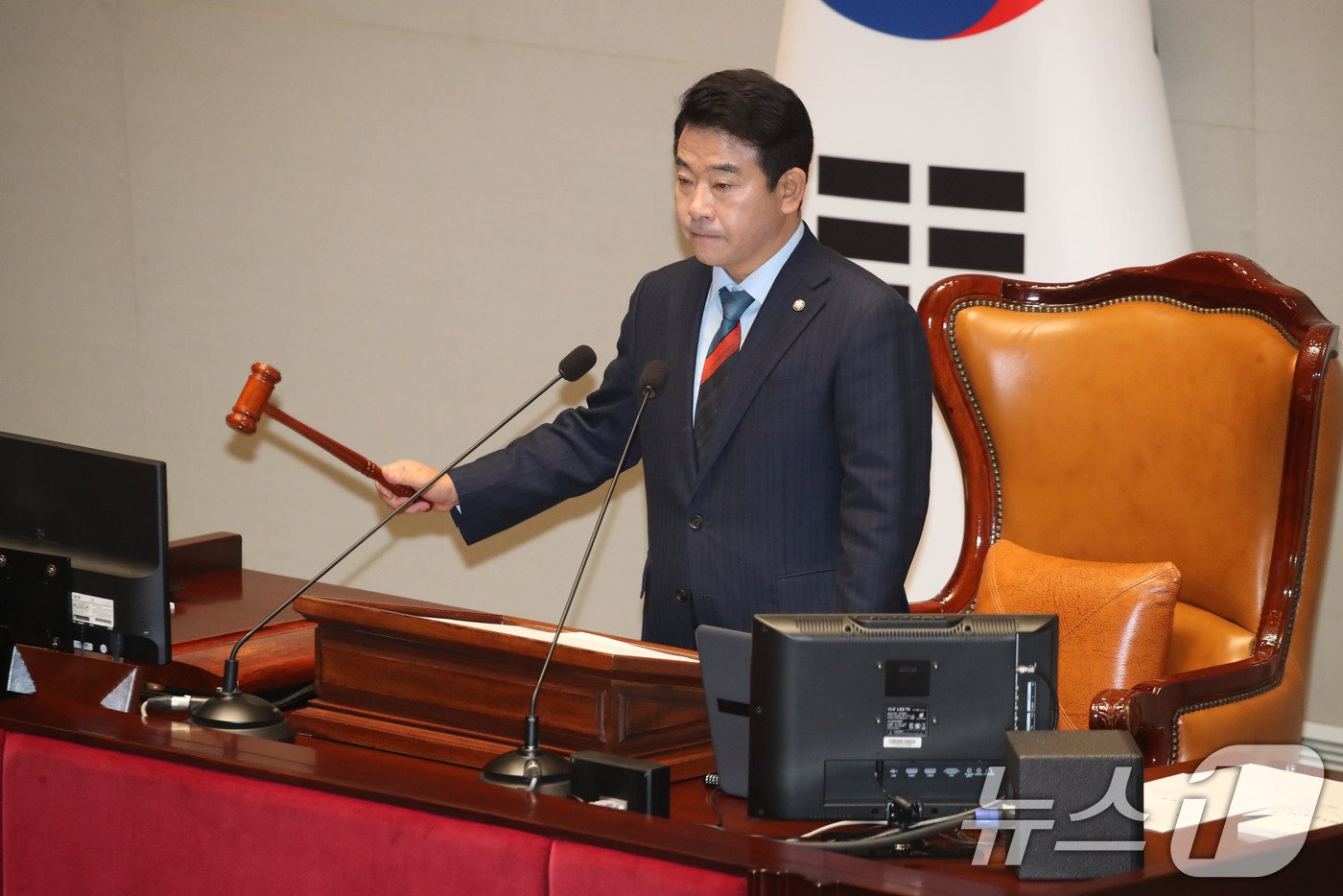 본문 이미지 - 박정 국회 예결특위 위원장이 29일 오전 서울 여의도 국회에서 열린 예산결산특별위원회 전체회의에서 의사봉을 두드리고 있다. 2024.11.29/뉴스1 ⓒ News1 이광호 기자