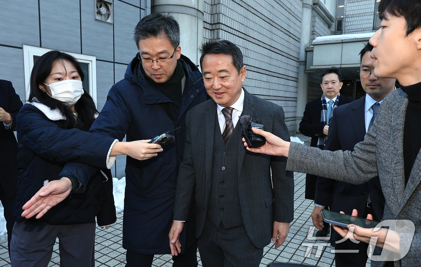 본문 이미지 - 골관절염 유전자 치료제 &#39;인보사케이주&#39;&#40;인보사&#41; 허가를 받기 위해 허위자료를 제출한 의혹 등을 받아온 이웅열 코오롱그룹 명예회장이 29일 오전 서울 서초구 서울중앙지방법원에서 열린 자본시장과금융투자업에관한법률위반 등 선고 공판에서 무죄를 선고 받은 뒤 법원을 나서고 있다. 2024.11.29/뉴스1 ⓒ News1 박정호 기자