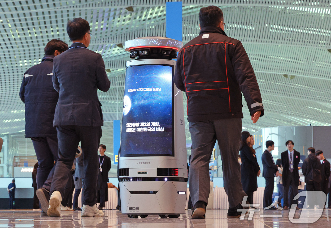 (인천공항=뉴스1) 장수영 기자 = 29일 오전 인천국제공항 제2여객터미널 확장구역에서 열린 '인천공항 4단계' 그랜드 오픈 행사에 인공지능 로봇 GPT플래티가 안내문을 송출하고 …