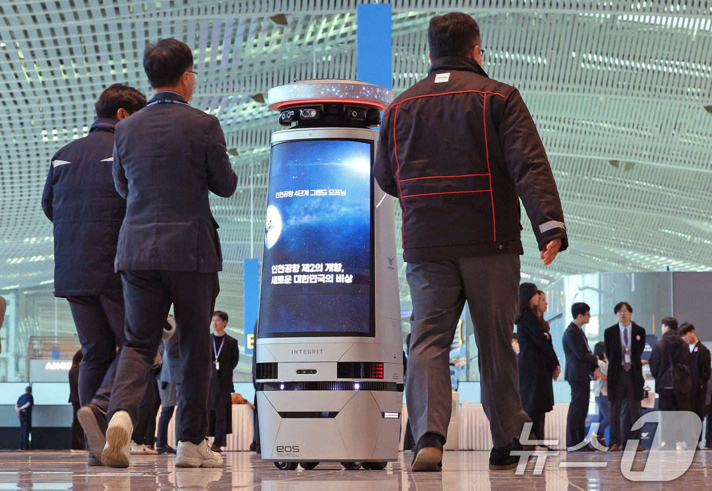 29일 오전 인천국제공항 제2여객터미널 확장구역에서 열린 &#39;인천공항 4단계&#39; 그랜드 오픈 행사에 인공지능 로봇 GPT플래티가 안내문을 송출하고 있다. 인천공항공사는 내달 3일부터 제2여객터미널 확장구역을 정식 운영한다. 인천공항 4단계 건설 사업은 2017년부터 약 4조 8000억 원을 투입한 대규모 공항 인프라 확장 사업이다. 2024.11.29/뉴스1 ⓒ News1 장수영 기자