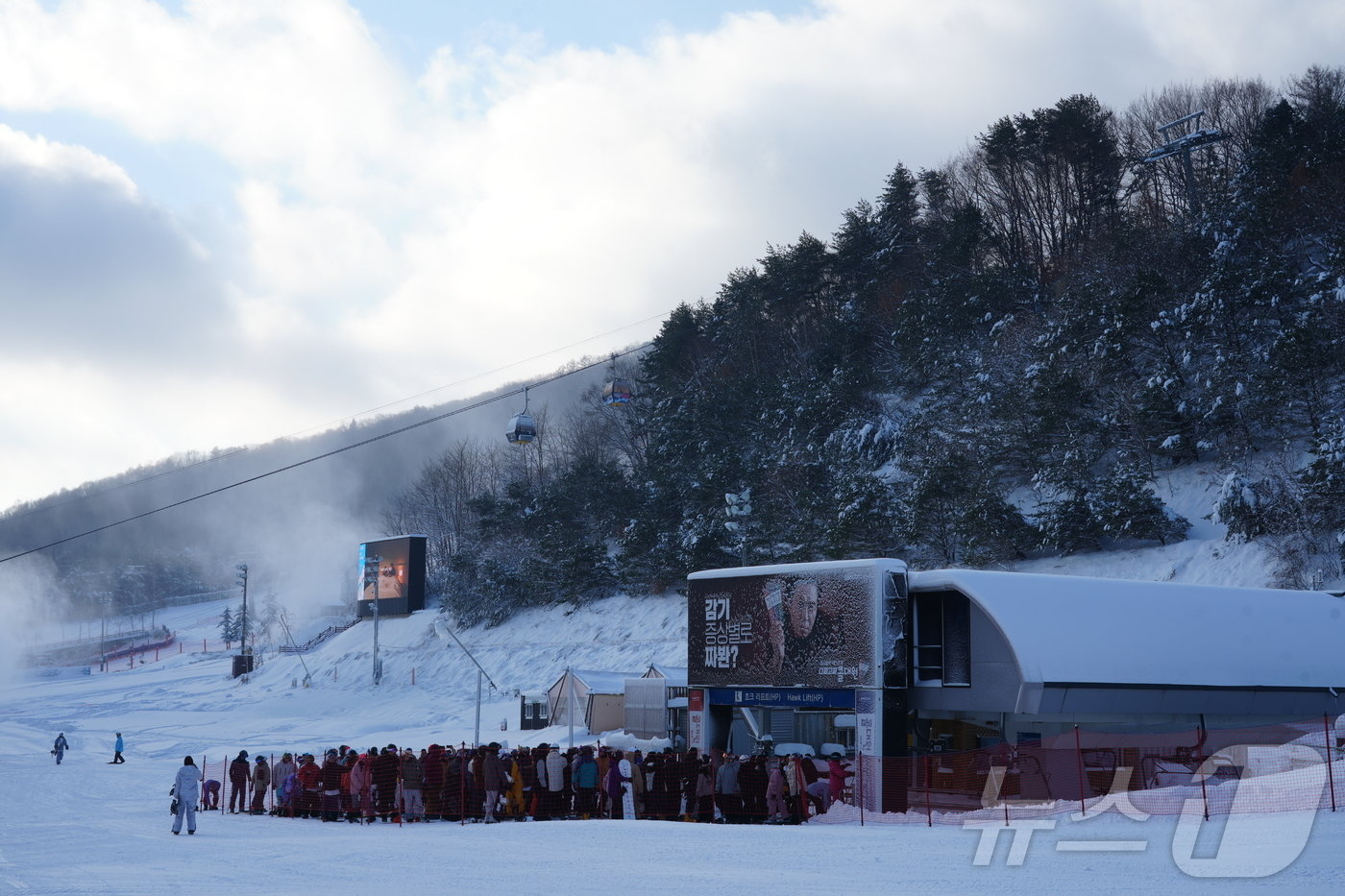 본문 이미지 - 29일 올 겨울 시즌 스키장 운영을 시작한 강원 평창 휘닉스 스노우파크에서 스키어들이 줄을 서 있다. (휘닉스파크 제공) 2024.11.29/뉴스1 ⓒ News1 윤왕근 기자