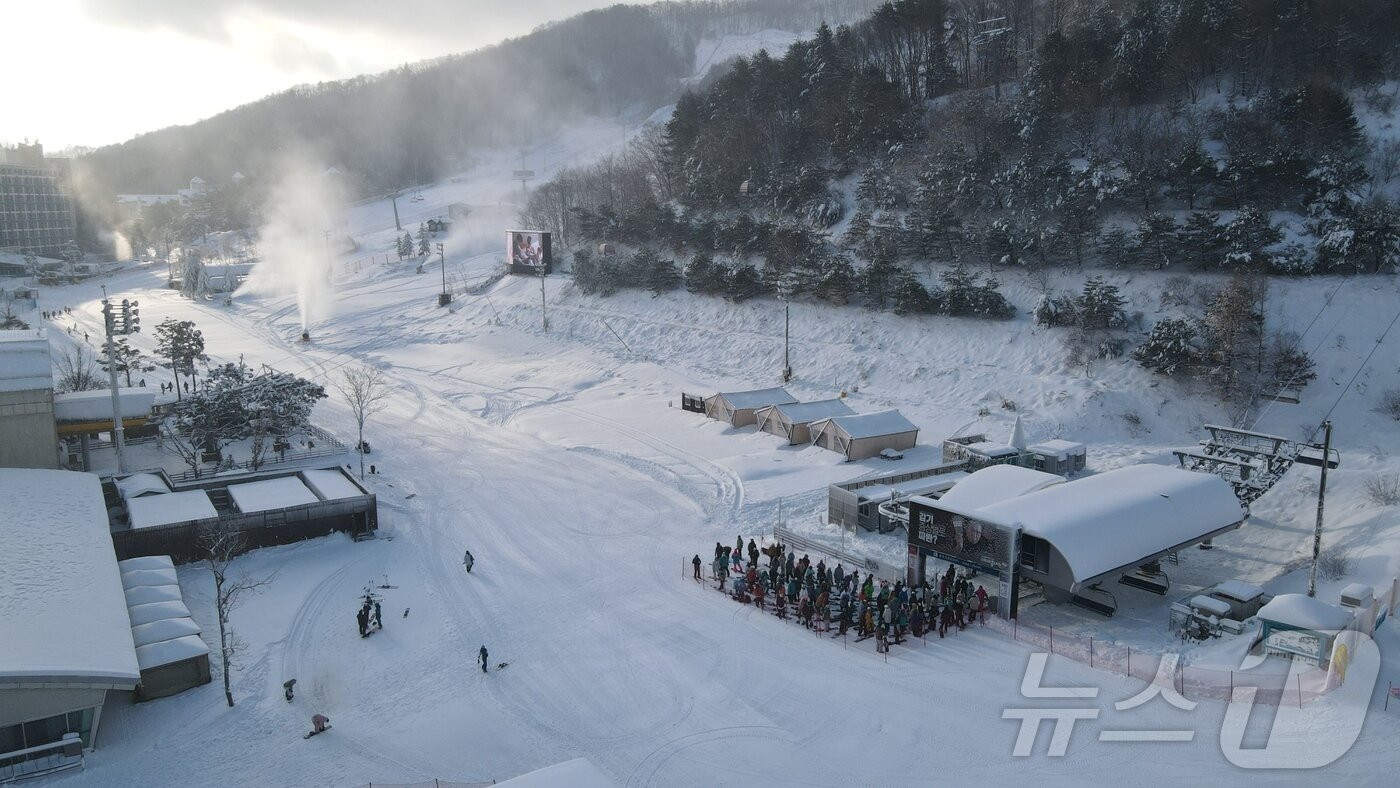 29일 올 겨울 시즌 스키장 운영을 시작한 강원 평창 휘닉스 스노우파크에 스키어들의 발길이 이어지고 있다.&#40;휘닉스파크 제공&#41; 2024.11.29/뉴스1 ⓒ News1 윤왕근 기자