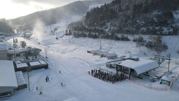 "겨울을 즐기자" 본격 시즌 맞은 강원 스키장 인파…유명 산도 발길