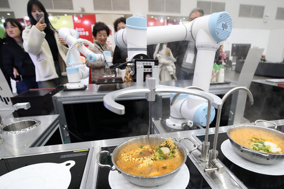 고속도로 휴게소는 이미 로봇 전성시대…4년새 30배 증가