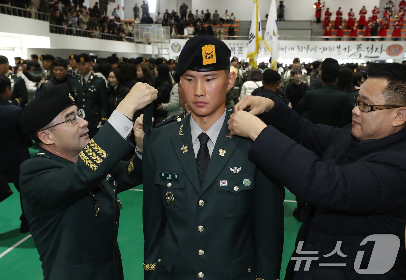 곽종근 특수전사령관이 29일 오전 경기 광주시 육군 특수전학교에서 열린 &#39;특전부사관 257기 임관식&#39;에서 신임 특전부사관들에게 하사 계급장 수여를 하고 있다. 2024.11.29/뉴스1 ⓒ News1 김영운 기자