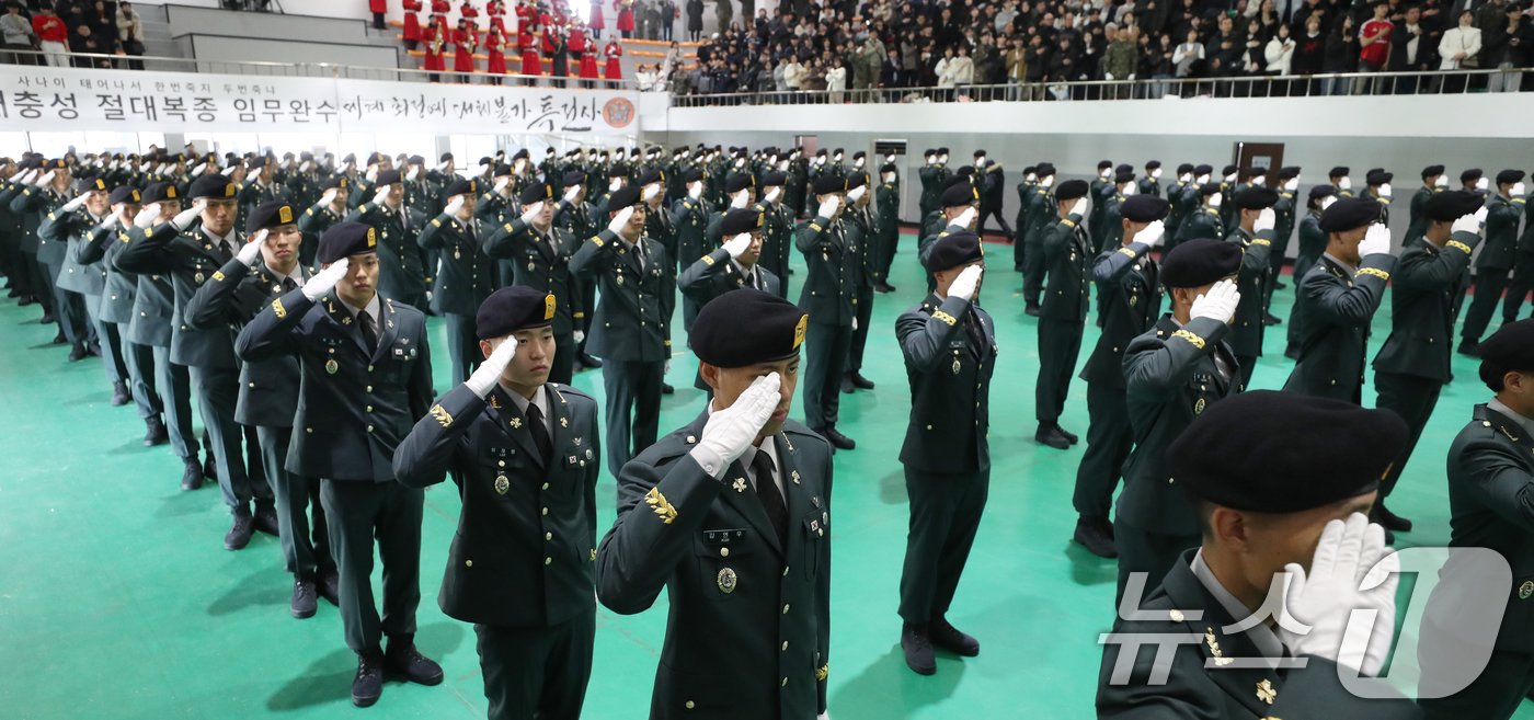 29일 오전 경기 광주시 육군 특수전학교에서 열린 &#39;특전부사관 257기 임관식&#39;에서 신임 특전부사관들이 경례를 하고 있다. 2024.11.29/뉴스1 ⓒ News1 김영운 기자