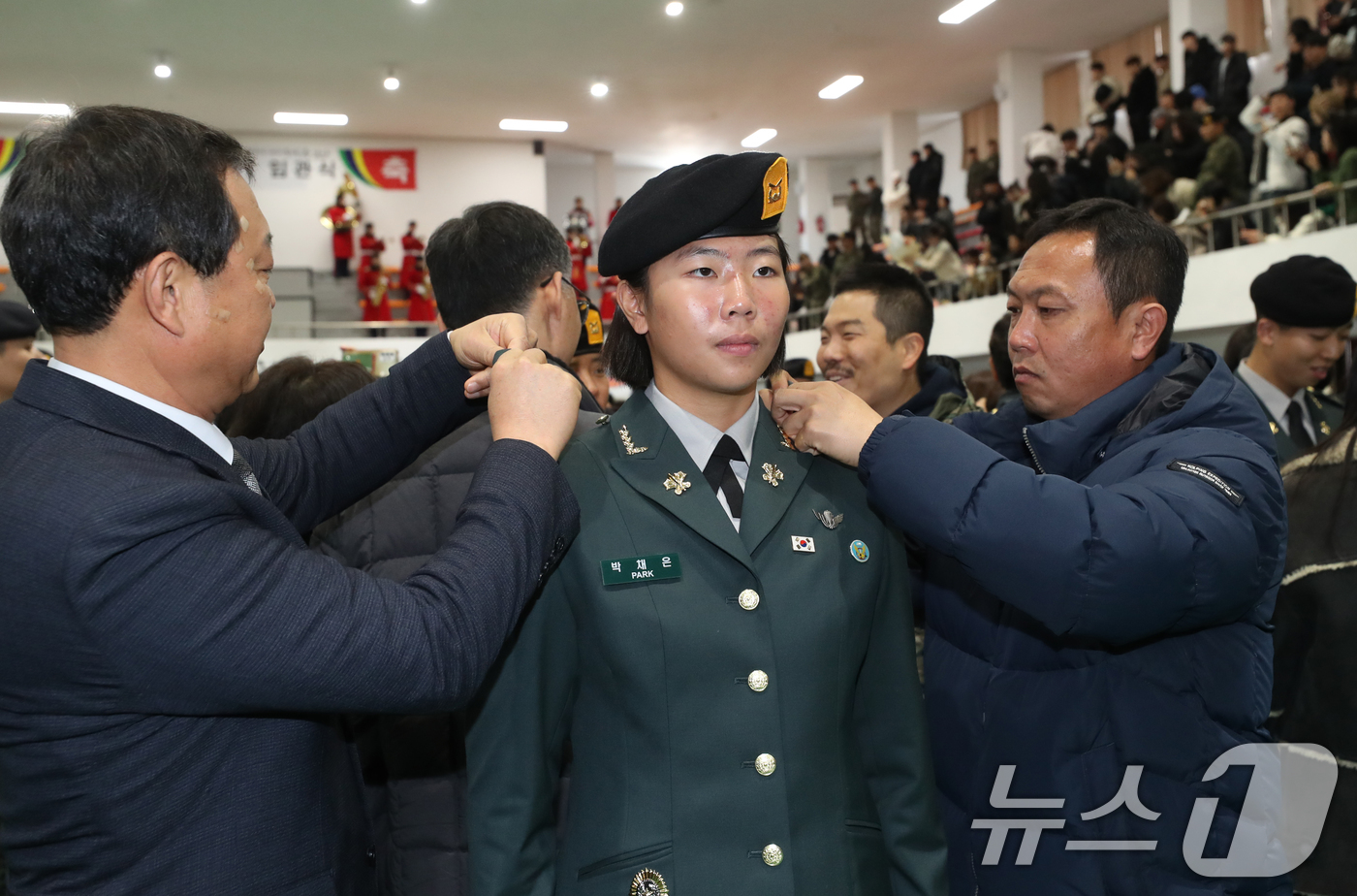 (경기광주=뉴스1) 김영운 기자 = 29일 오전 경기 광주시 육군 특수전학교에서 열린 '특전부사관 257기 임관식'에서 가족들이 신임 특전부사관들에게 하사 계급장 수여를 하고 있다 …