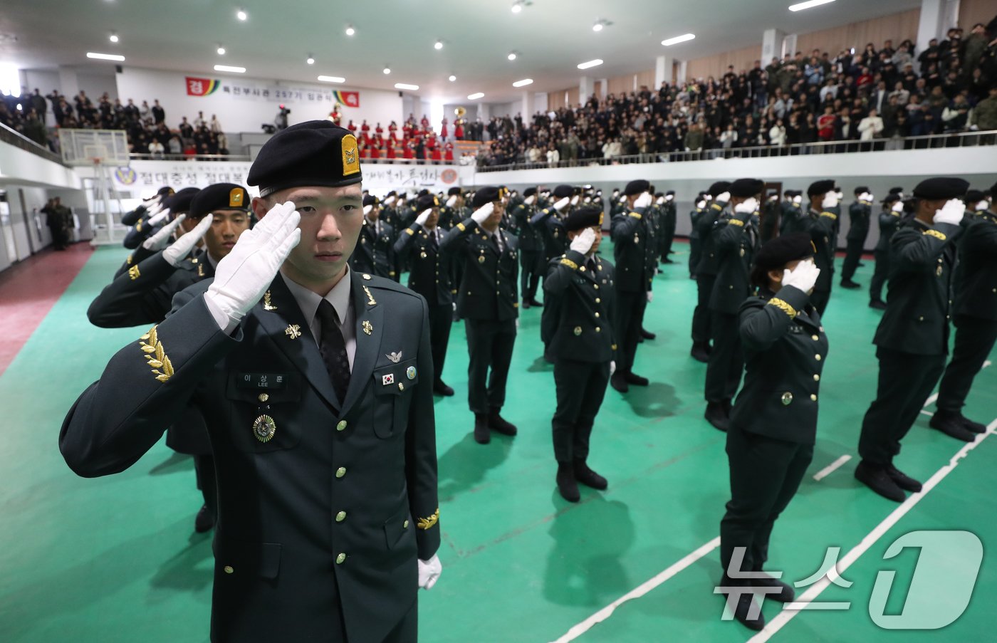 29일 오전 경기 광주시 육군 특수전학교에서 열린 &#39;특전부사관 257기 임관식&#39;에서 신임 특전부사관들이 경례를 하고 있다. 2024.11.29/뉴스1 ⓒ News1 김영운 기자