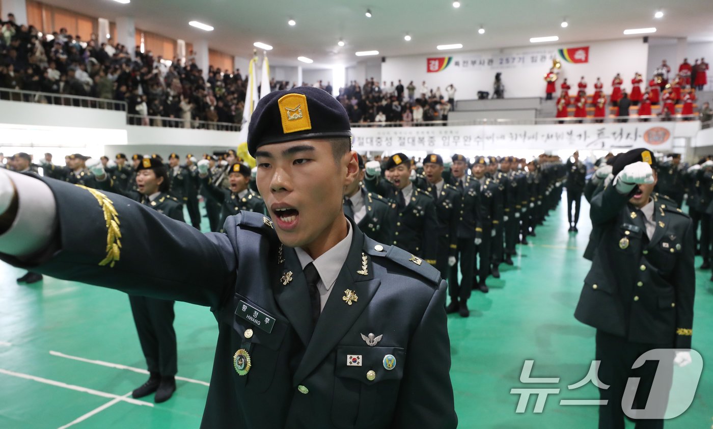 29일 오전 경기 광주시 육군 특수전학교에서 열린 &#39;특전부사관 257기 임관식&#39;에서 신임 특전부사관들이 구호를 외치고 있다. 2024.11.29/뉴스1 ⓒ News1 김영운 기자