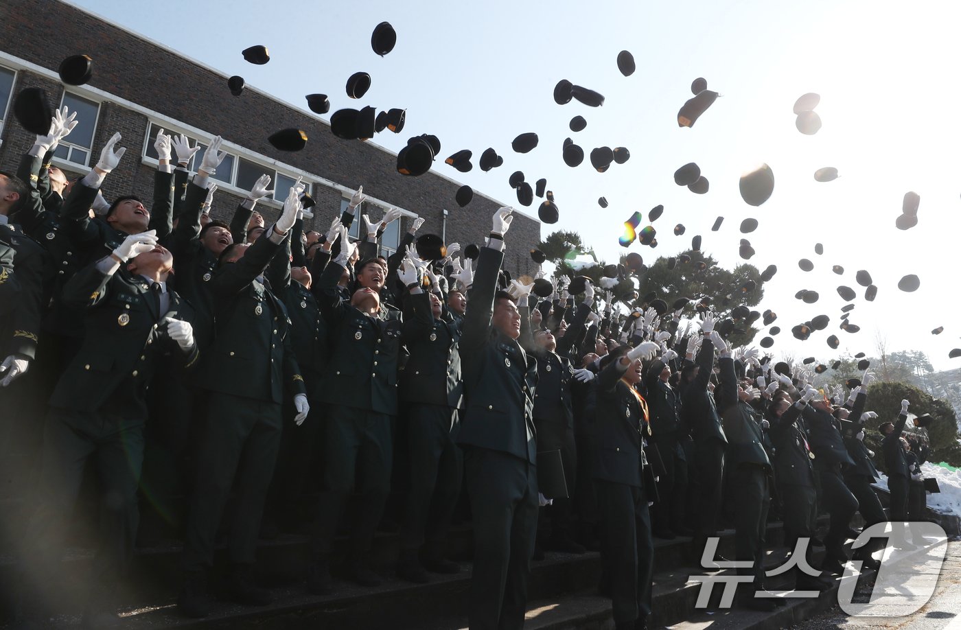 본문 이미지 - 29일 오전 경기 광주시 육군 특수전학교에서 열린 &#39;특전부사관 257기 임관식&#39;에서 신임 특전부사관들이 임관식을 마치고 기념촬영을 하고 있다. 2024.11.29/뉴스1 ⓒ News1 김영운 기자