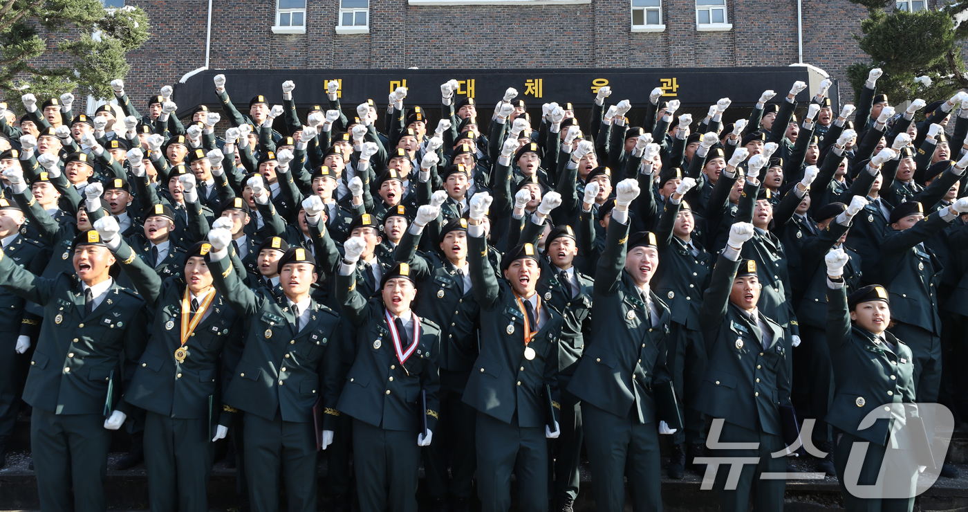 (경기광주=뉴스1) 김영운 기자 = 29일 오전 경기 광주시 육군 특수전학교에서 열린 '특전부사관 257기 임관식'에서 신임 특전부사관들이 임관식을 마치고 구호를 외치고 있다. 2 …