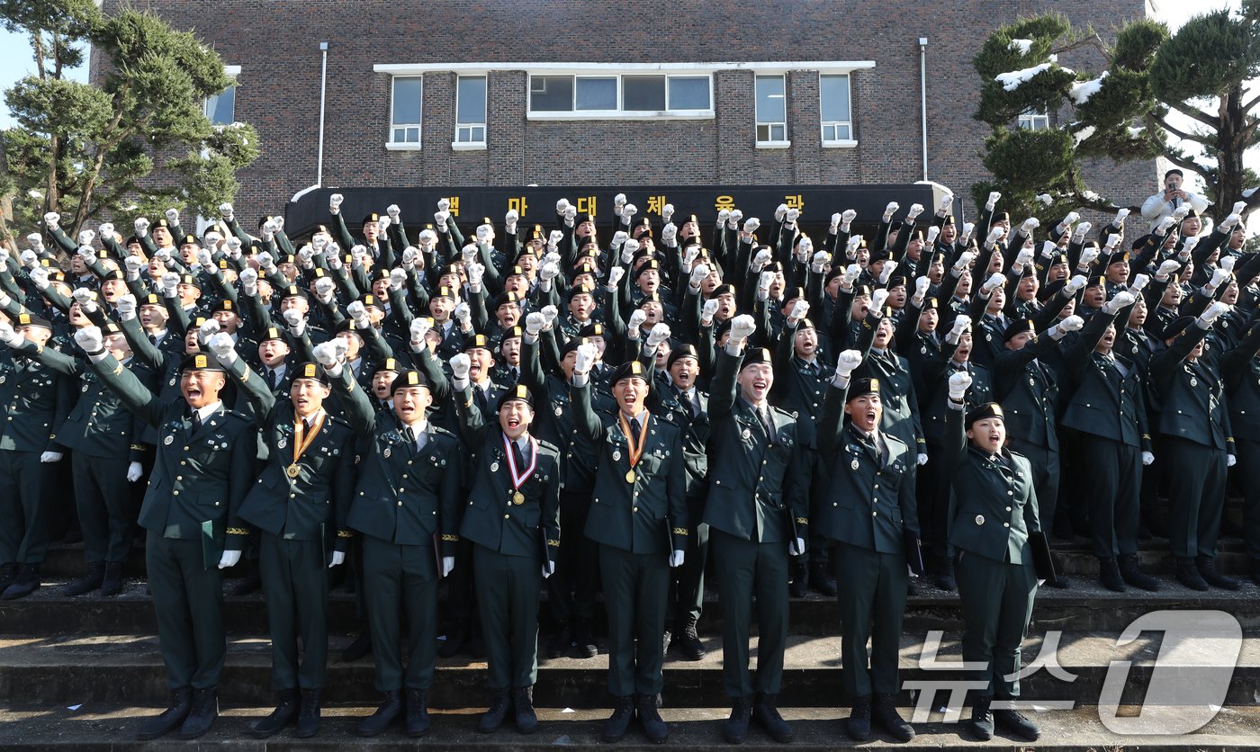본문 이미지 - 29일 오전 경기 광주시 육군 특수전학교에서 열린 &#39;특전부사관 257기 임관식&#39;에서 신임 특전부사관들이 임관식을 마치고 구호를 외치고 있다. 2024.11.29/뉴스1 ⓒ News1 김영운 기자