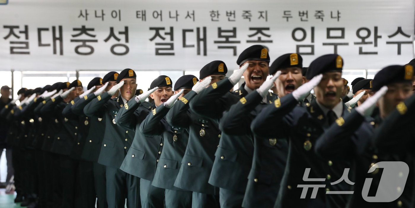 29일 오전 경기 광주시 육군 특수전학교에서 열린 &#39;특전부사관 257기 임관식&#39;에서 신임 특전부사관들이 경례를 하고 있다. 2024.11.29/뉴스1 ⓒ News1 김영운 기자