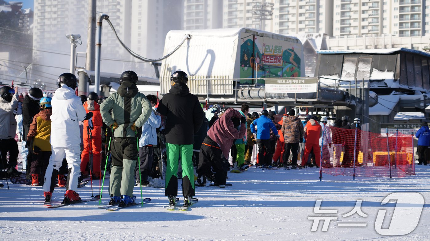 본문 이미지 - 강원 평창군 모나 용평 스키장에서 스키어들이 줄 서 있는 모습. &#40;자료사진·모나 용평 제공&#41; /뉴스1