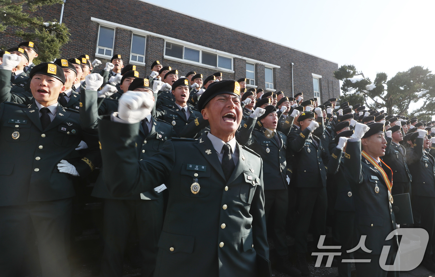 (경기광주=뉴스1) 김영운 기자 = 29일 오전 경기 광주시 육군 특수전학교에서 열린 '특전부사관 257기 임관식'에서 신임 특전부사관들이 임관식을 마치고 구호를 외치고 있다. 2 …