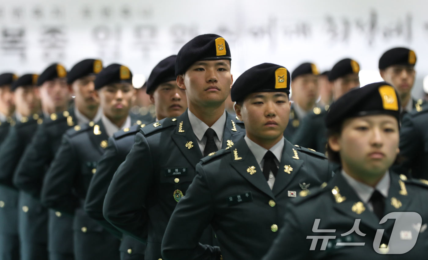 (경기광주=뉴스1) 김영운 기자 = 29일 오전 경기 광주시 육군 특수전학교에서 '특전부사관 257기 임관식'이 진행되고 있다. 2024.11.29/뉴스1