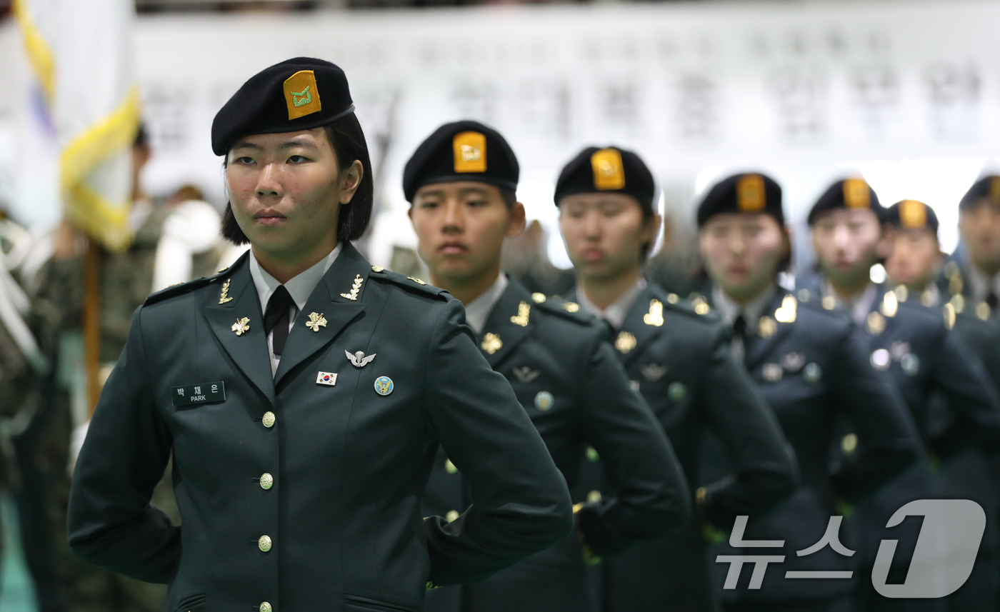 (경기광주=뉴스1) 김영운 기자 = 29일 오전 경기 광주시 육군 특수전학교에서 '특전부사관 257기 임관식'이 진행되고 있다. 2024.11.29/뉴스1