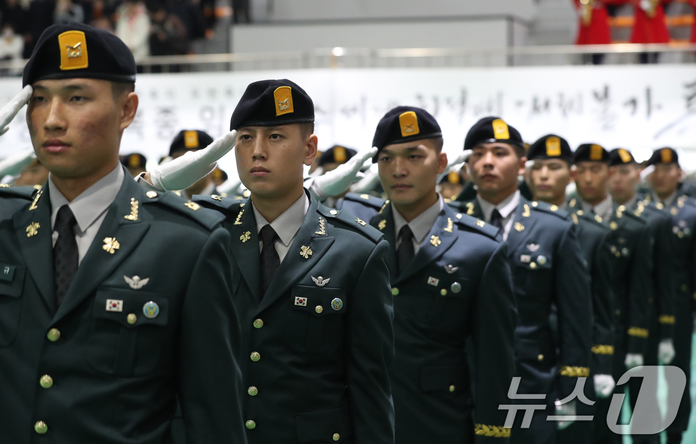 (경기광주=뉴스1) 김영운 기자 = 29일 오전 경기 광주시 육군 특수전학교에서 열린 '특전부사관 257기 임관식'에서 신임 특전부사관들이 경례를 하고 있다. 2024.11.29/ …