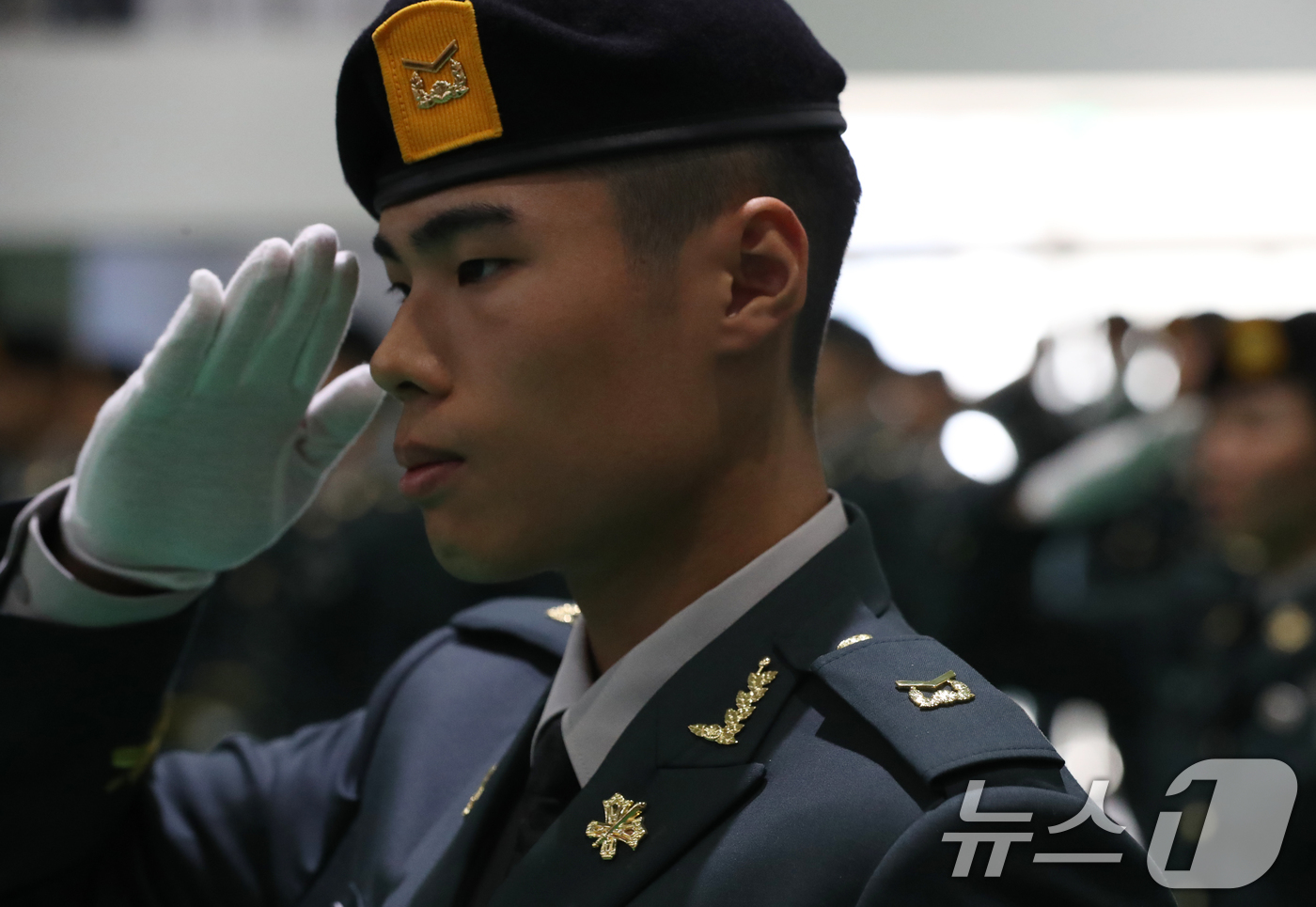 (경기광주=뉴스1) 김영운 기자 = 29일 오전 경기 광주시 육군 특수전학교에서 열린 '특전부사관 257기 임관식'에서 신임 특전부사관들이 경례를 하고 있다. 2024.11.29/ …