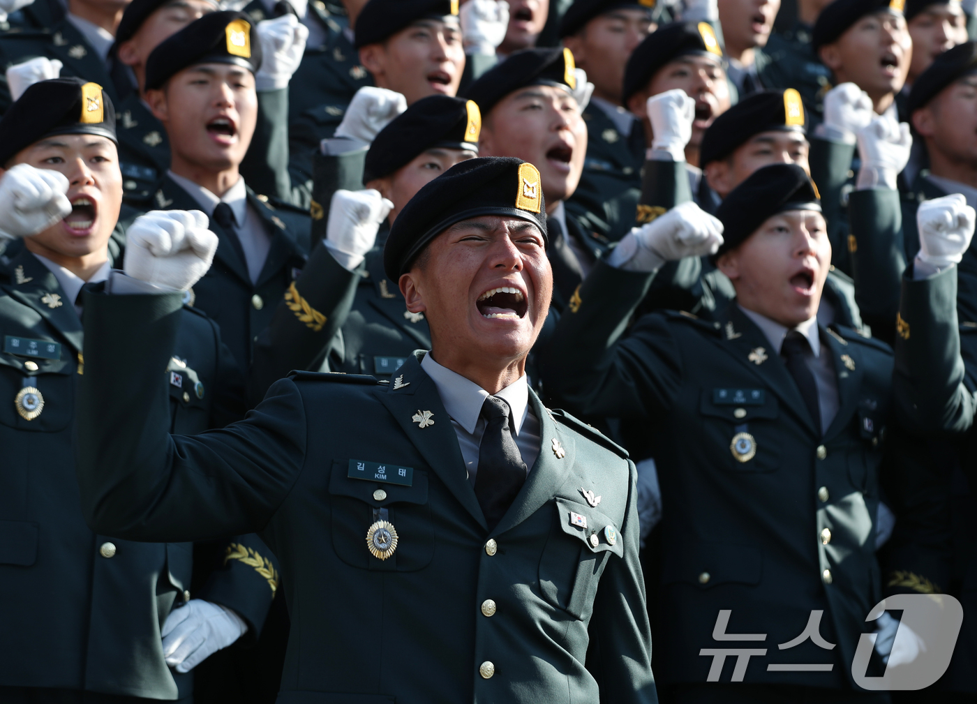 (경기광주=뉴스1) 김영운 기자 = 29일 오전 경기 광주시 육군 특수전학교에서 열린 '특전부사관 257기 임관식'에서 신임 특전부사관들이 임관식을 마치고 구호를 외치고 있다. 2 …